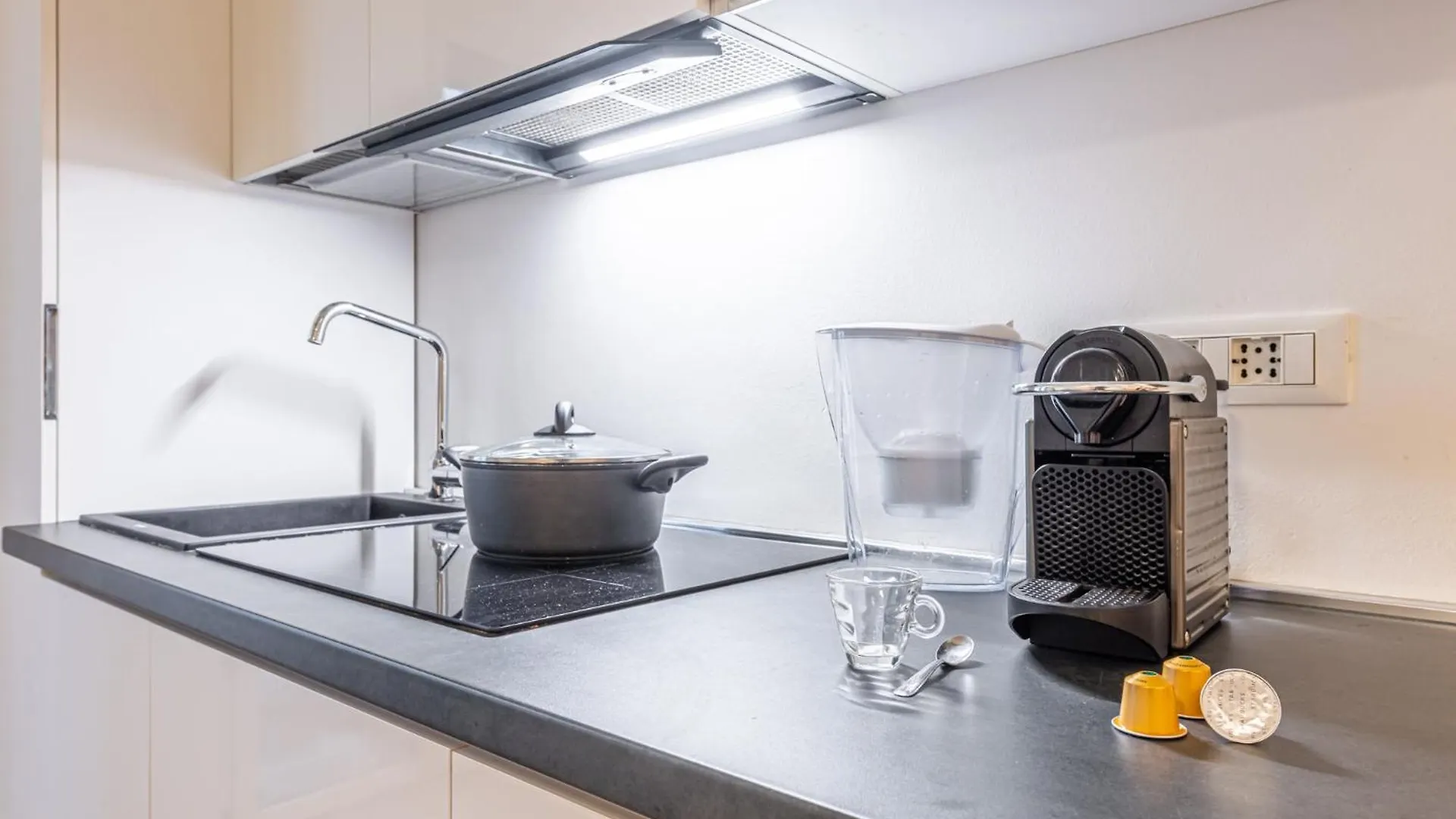 Cenisio Modern And Bright Urban Retreat Apartment Milan