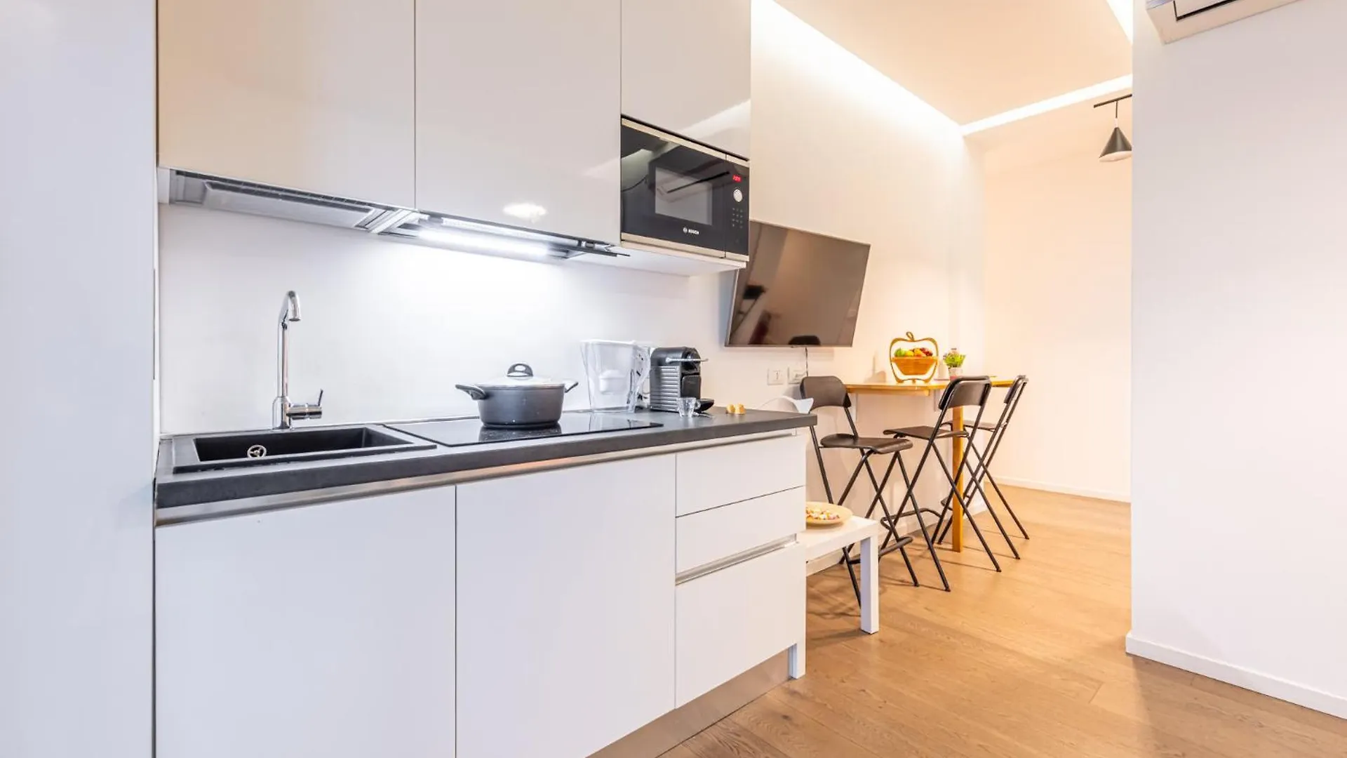 Cenisio Modern And Bright Urban Retreat Apartment Milan