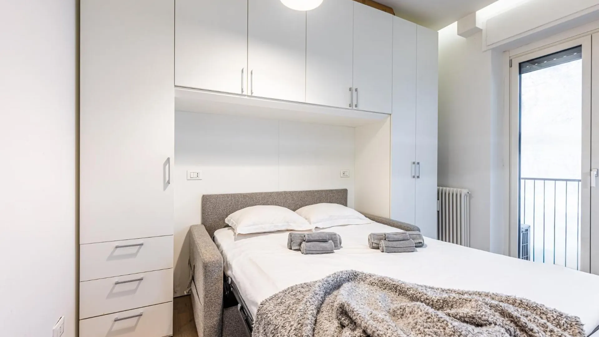 Cenisio Modern And Bright Urban Retreat Apartment Milan