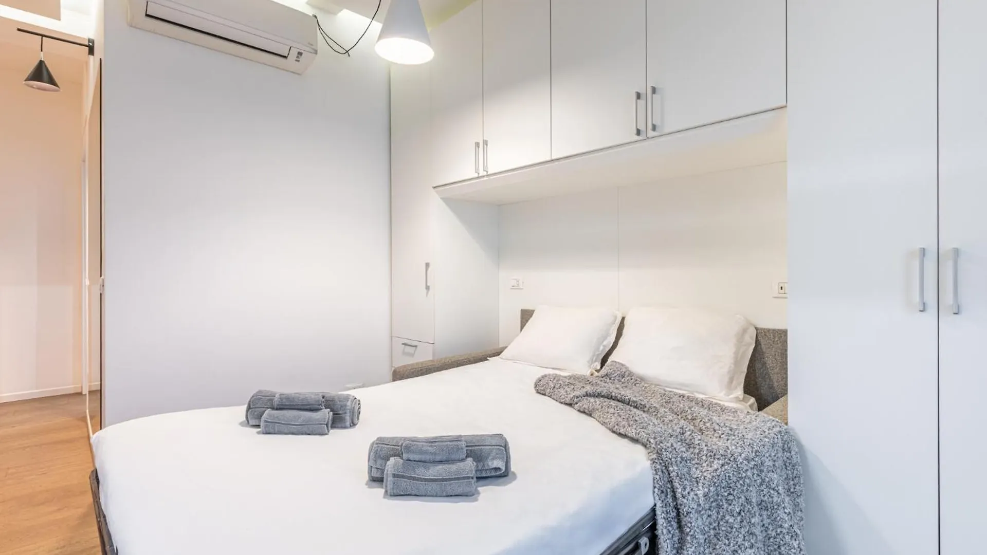 Cenisio Modern And Bright Urban Retreat Apartment Milan