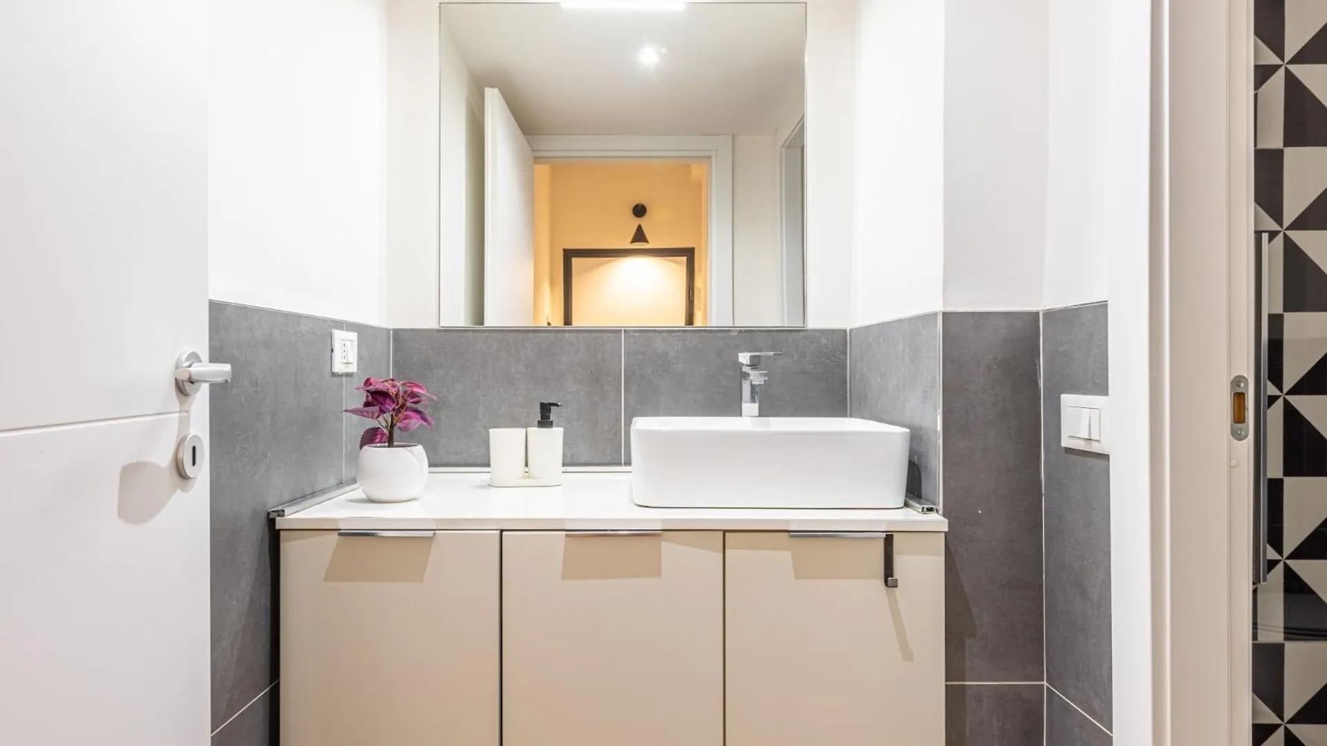 Cenisio Modern And Bright Urban Retreat Apartment Milan
