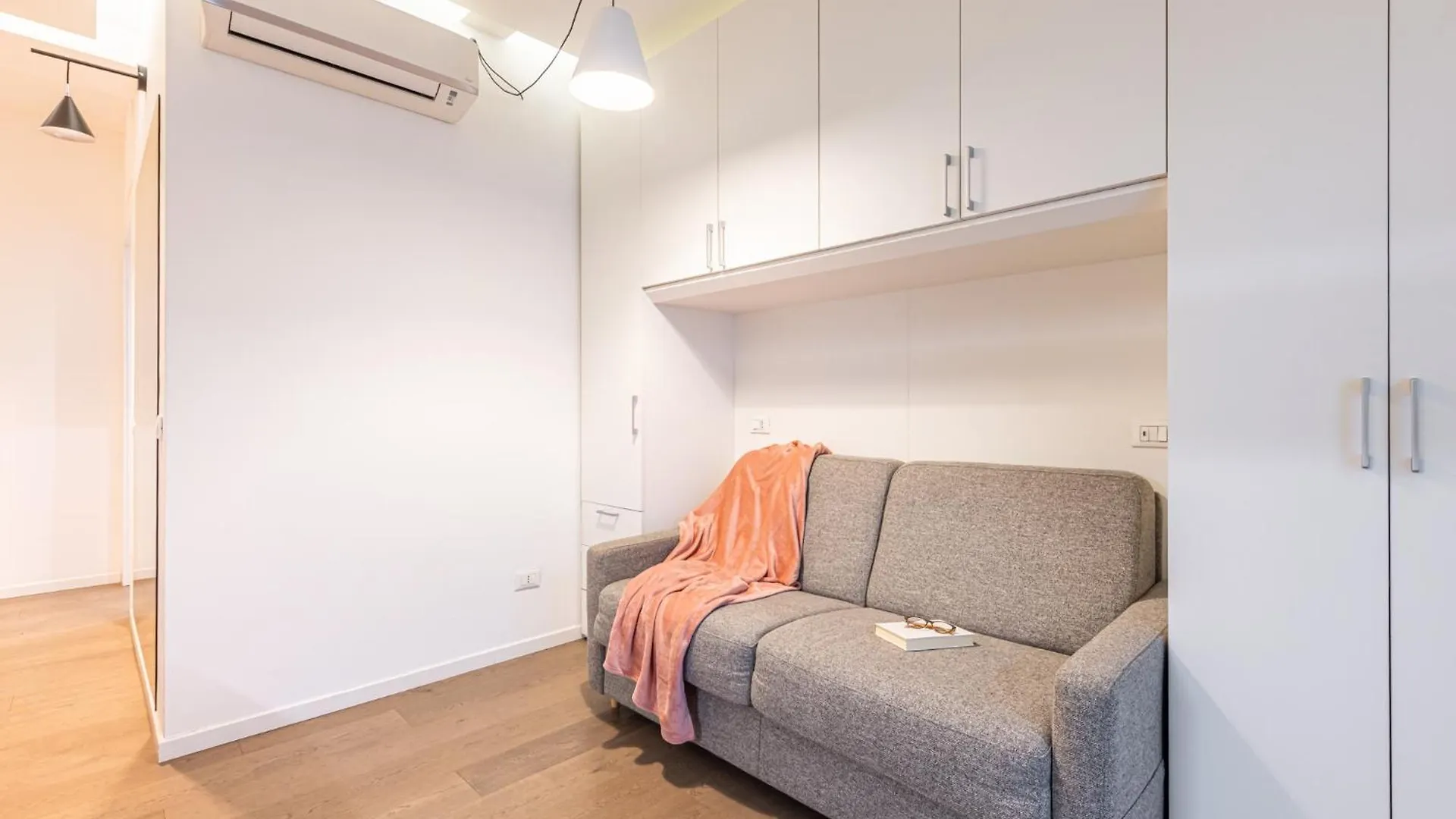 Cenisio Modern And Bright Urban Retreat Apartment Milan Italy