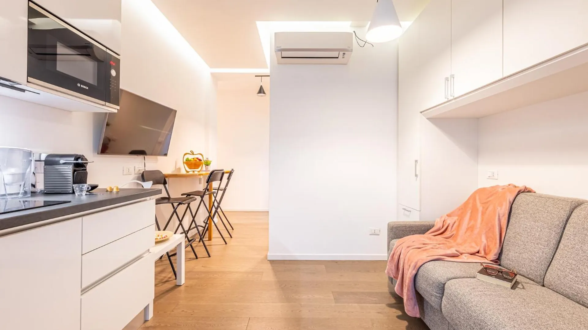 Cenisio Modern And Bright Urban Retreat Apartment Milan
