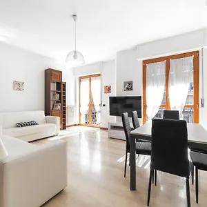 Appartamento Cenisio M5 Lovely - With Balcony!, Milano